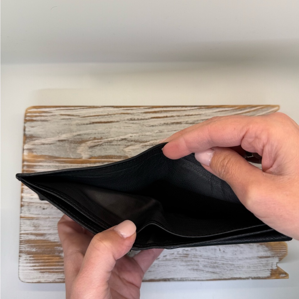 Gucci Black Leather G wallet. Giftable. So clean. - Picture 5 of 12